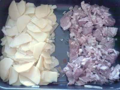 Выкладывем на противень картофель и свинину