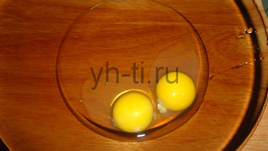 Разбиваем яйца в глубокую тарелку