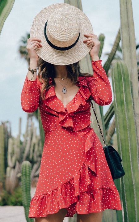 Красное платье в горошек со шляпой