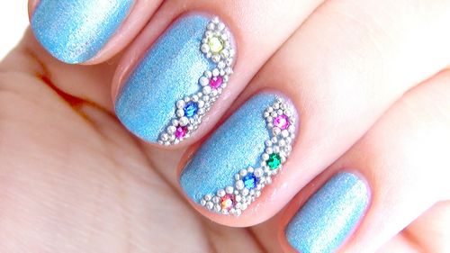 Цветы на ногтях из бусин