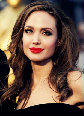 Образ Анджелины Джоли в плане "макияж-прическа" можно считать эталоном