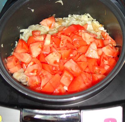 Следующие ингредиенты: свежая капуста и помидоры