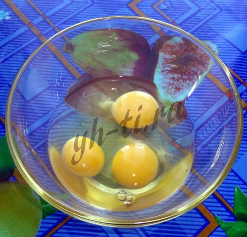 В отдельной тарелке взбиваем яйца