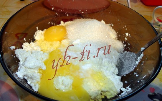 Добавляем в творог яйца и сахар