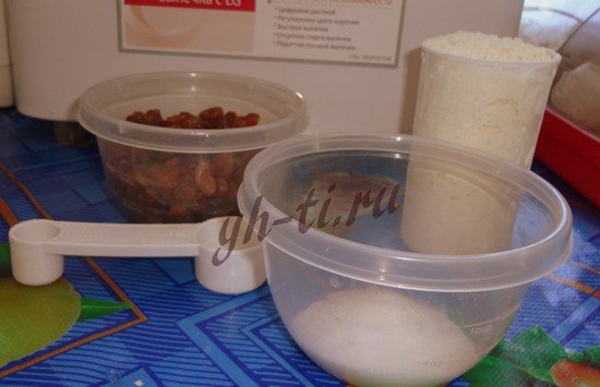 Подготавливаем компоненты для второй закладки: соль, сахар, ванильный сахар, мука, дрожжи и изюм
