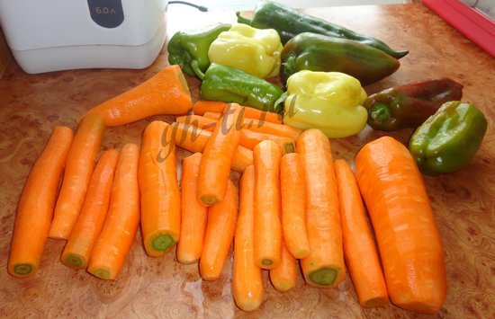 Морковь очищаем