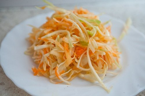 Салат с капустой, морковью и яблоком