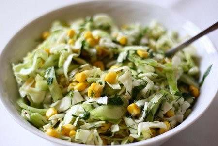 Салат с капустой, огурцом и кукурузой
