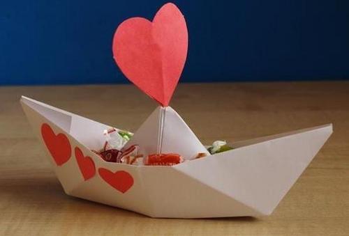 В кораблик-оригами можно положить немного сладостей для папы)