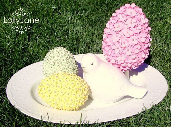 Пенопластовые яйца, декорированные бумажными цветами