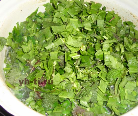 Нарезаем крапиву и зелень и закидываем в суп, когда картошка уже будет готова
