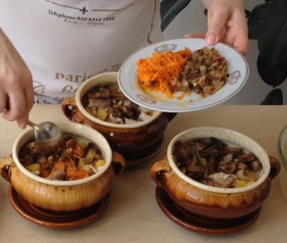 Затем - мясо, грибы и лук с морковью