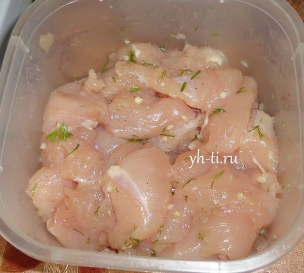 Филе курицы солим, перчим, добавляем чеснок и зелень