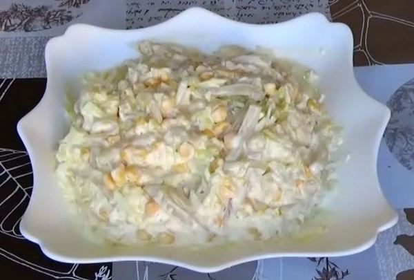 Салат с кальмарами и кукурузой