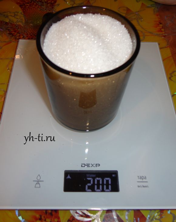 На 1 литр сиропа нужно два таких стакана сахара (объем стакана - 250 мл)