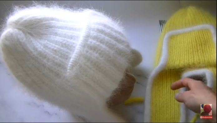Белая шапка связана пышной резикой, желтая - обычной резинкой