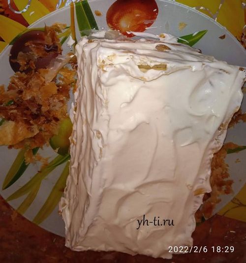 Распределяем крем по поверхности тортика