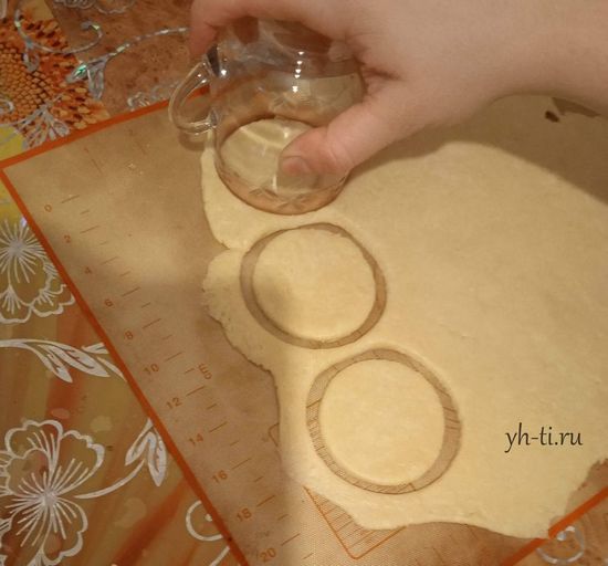 Раскатываем тесто и вырезаем круги