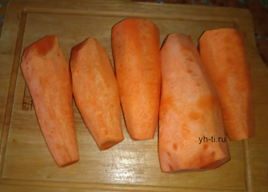 Чистим морковь и натираем на терке