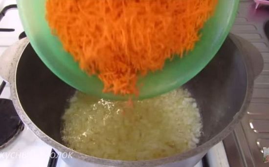 Добавляем морковь и готовим еще минут 5