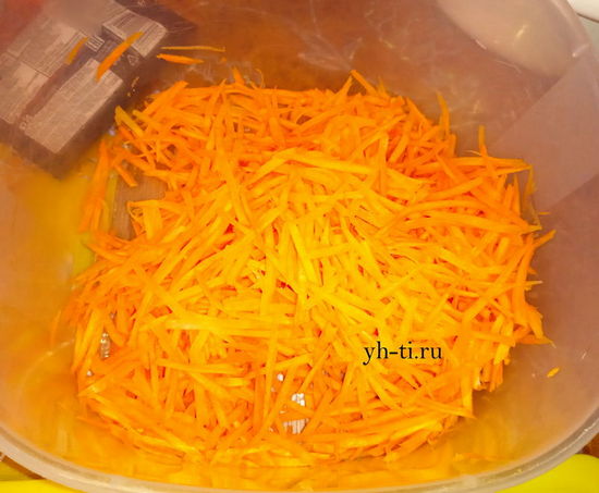 Натираем на терке для корейской моркови