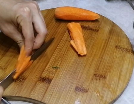 Режем морковь...