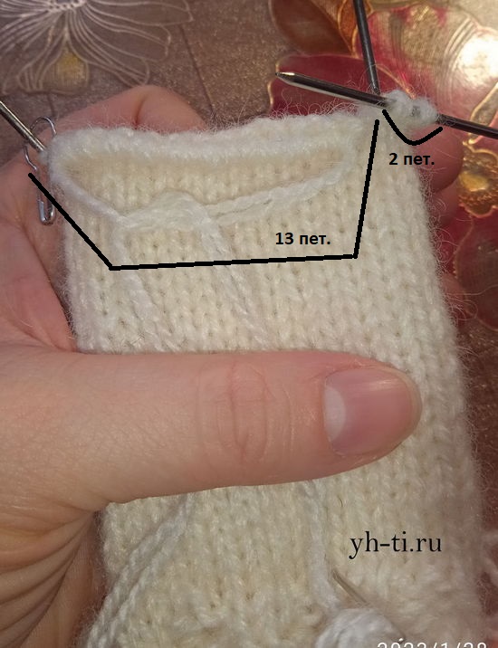 Когда сделали 13 прибавок, убираем оставленные на палец петли на нитку